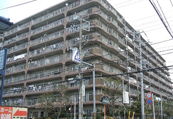 補助金制度の活用と工事完工への取り組み【玄関扉／サッシ更新工事】